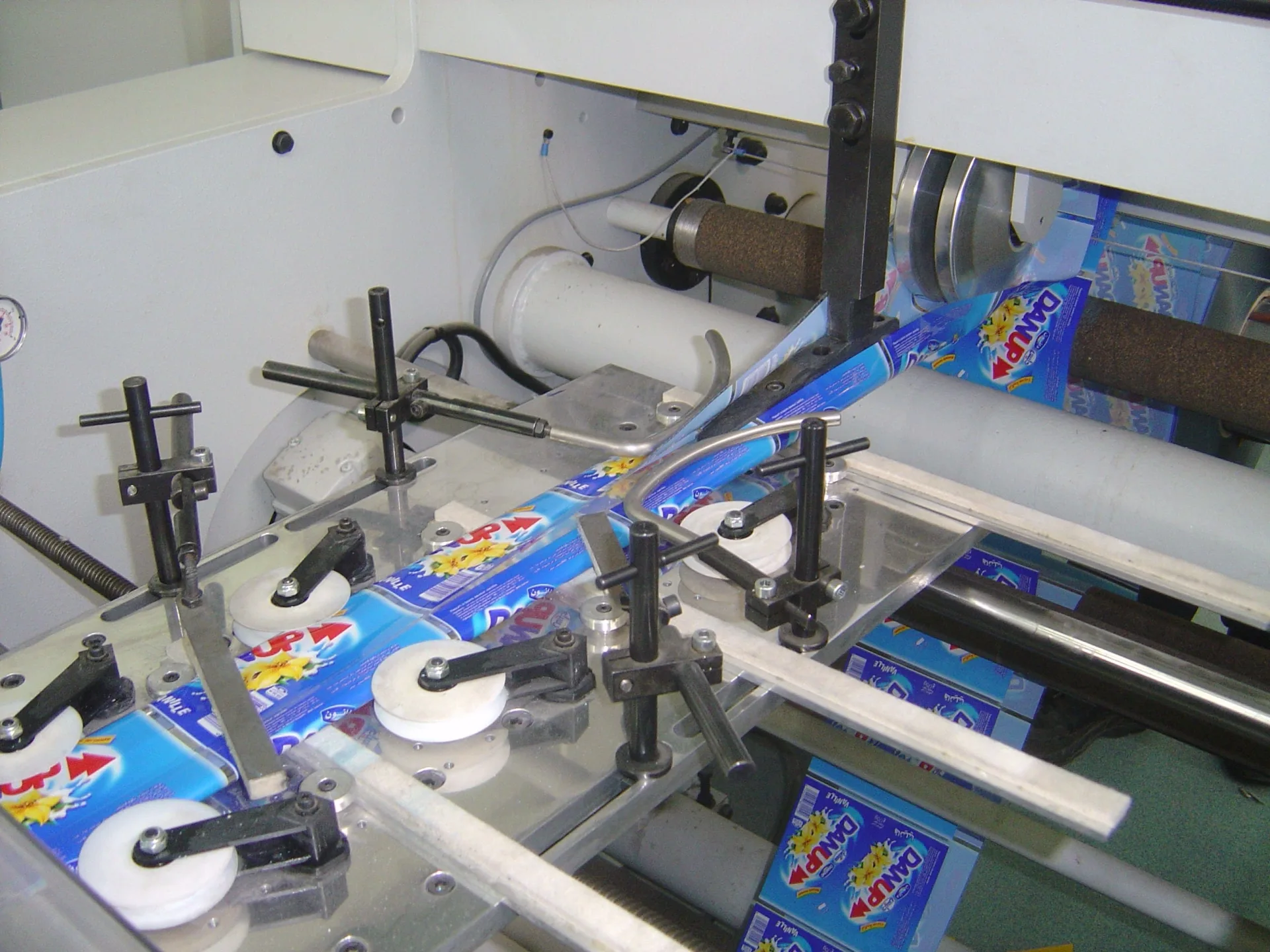 Checking the sleeve during longitudinal seaming — Altea Packaging