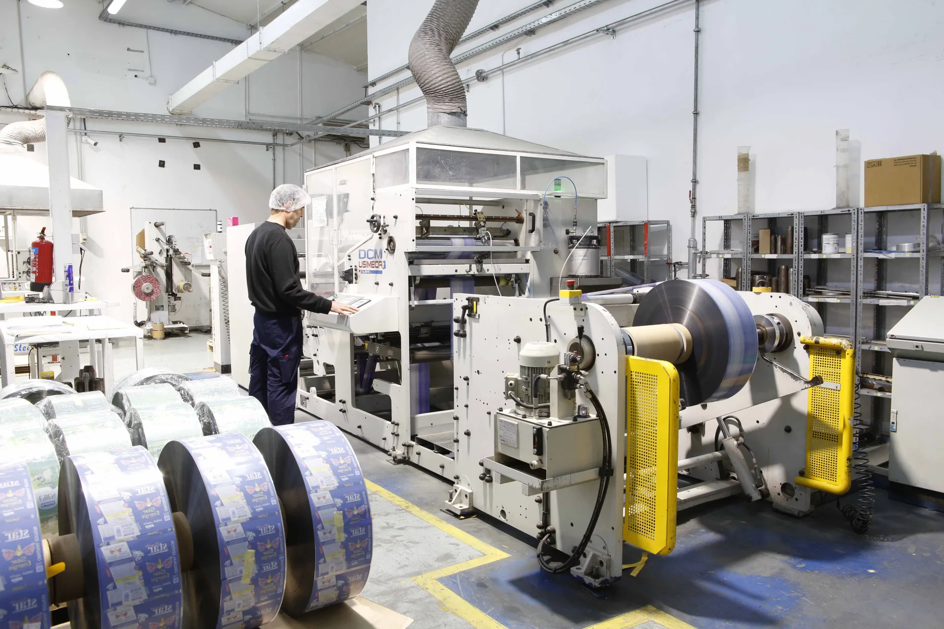 Sleeve seaming machine with reels of printed sleeves — Altea Packaging